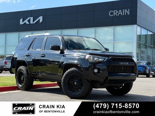 2017 Toyota 4Runner SR5 - 4WD / LIFTED!