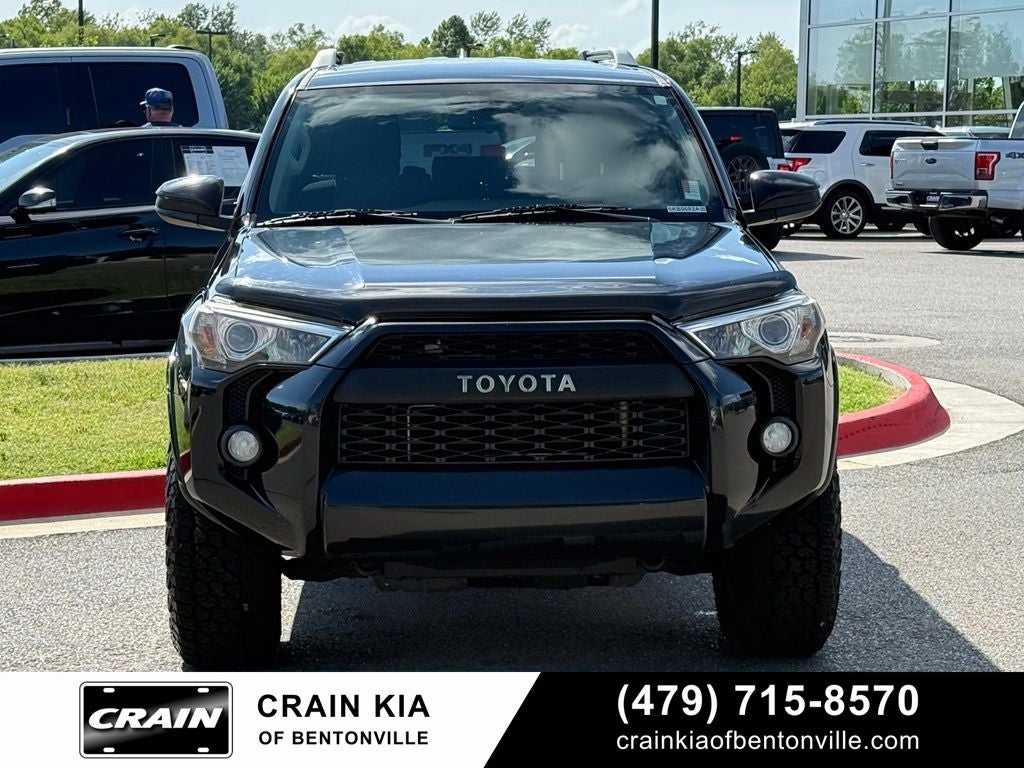 2017 Toyota 4Runner SR5 - 4WD / LIFTED!
