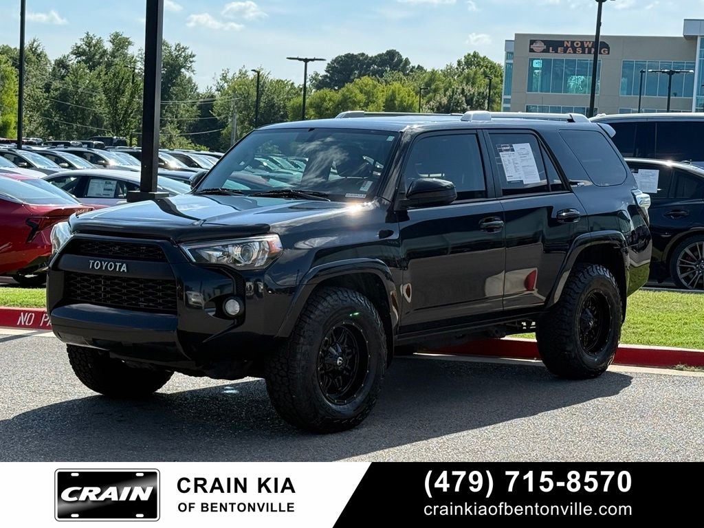 2017 Toyota 4Runner SR5 - 4WD / LIFTED!