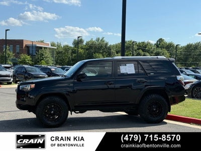 2017 Toyota 4Runner SR5 - 4WD / LIFTED!