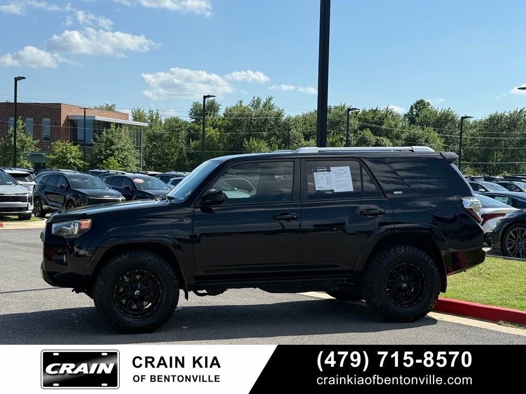 2017 Toyota 4Runner SR5 - 4WD / LIFTED!