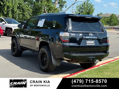 2017 Toyota 4Runner SR5 - 4WD / LIFTED!