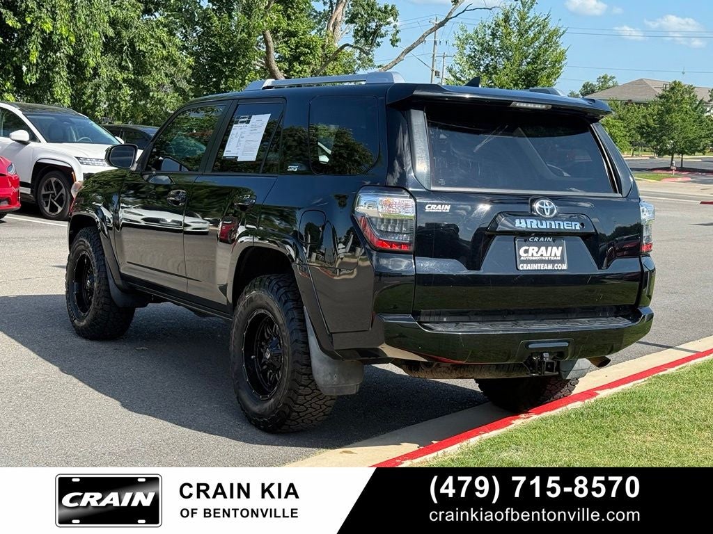 2017 Toyota 4Runner SR5 - 4WD / LIFTED!