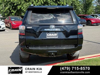 2017 Toyota 4Runner SR5 - 4WD / LIFTED!