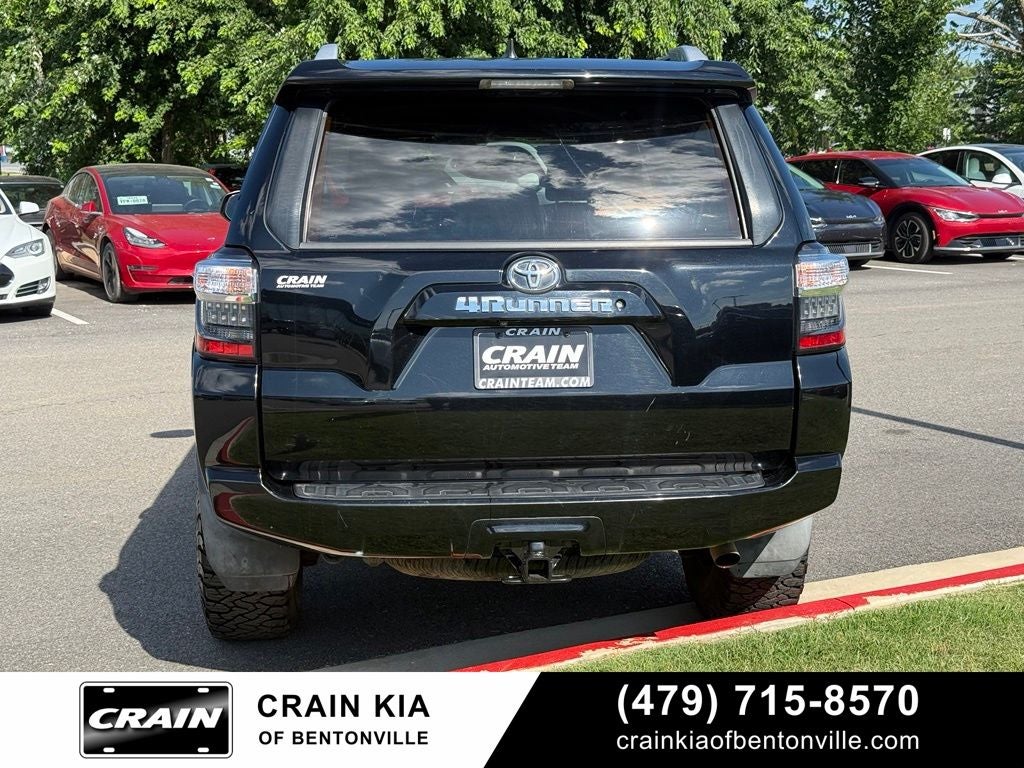 2017 Toyota 4Runner SR5 - 4WD / LIFTED!