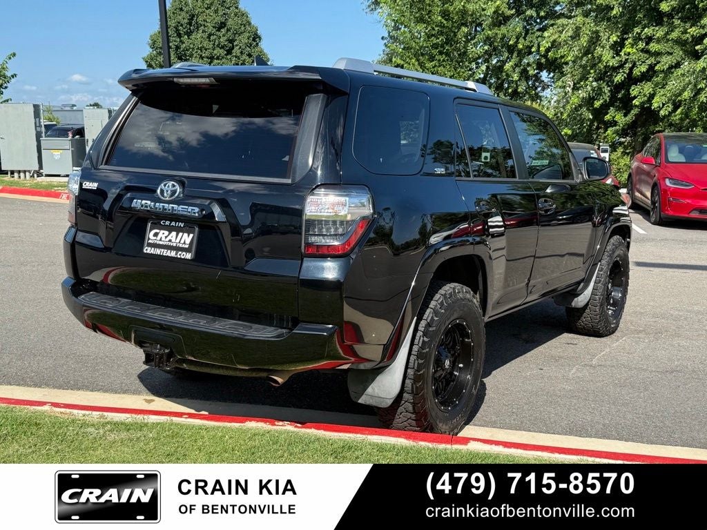 2017 Toyota 4Runner SR5 - 4WD / LIFTED!
