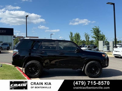2017 Toyota 4Runner SR5 - 4WD / LIFTED!
