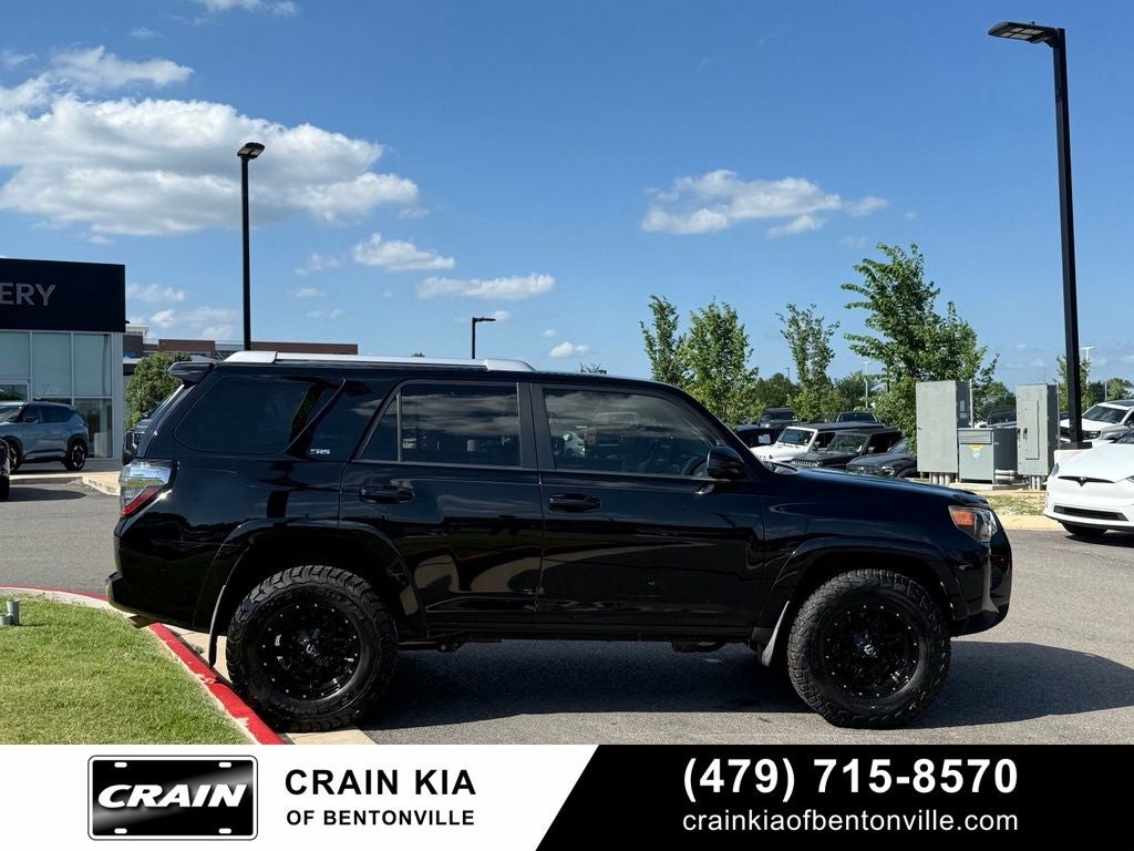 2017 Toyota 4Runner SR5 - 4WD / LIFTED!