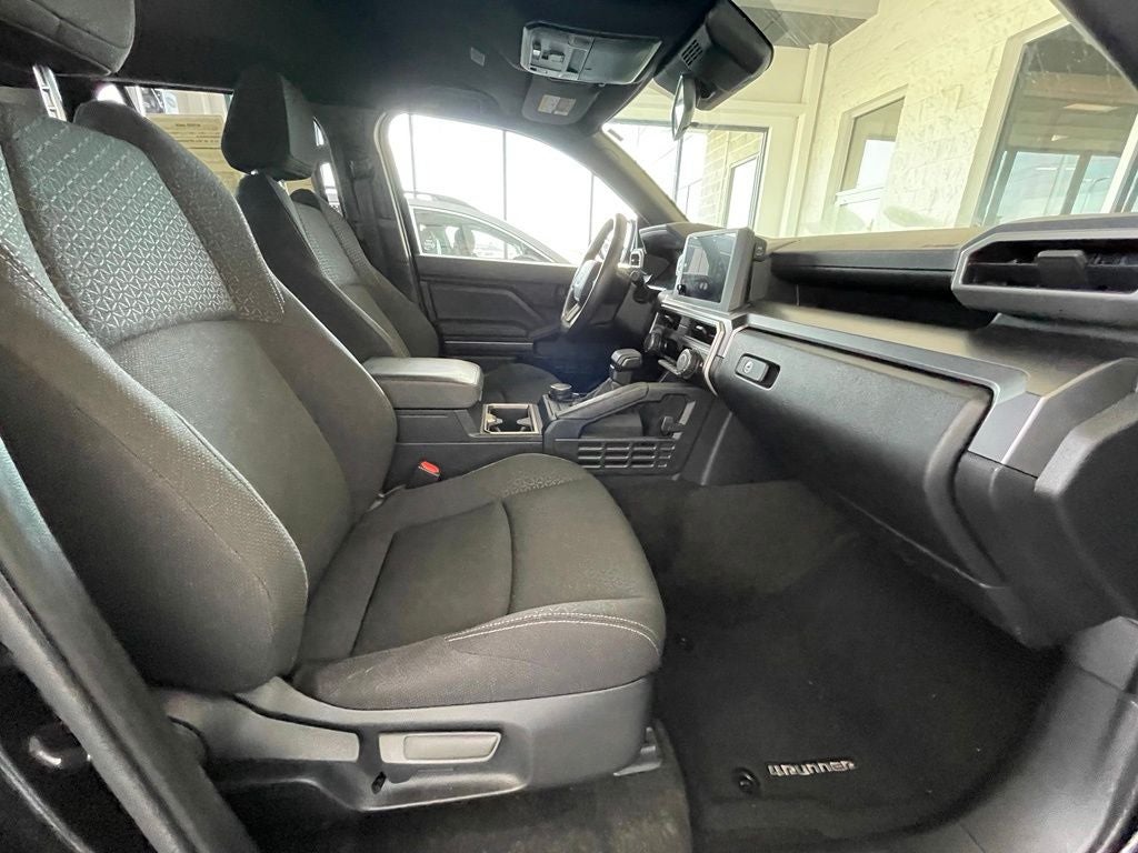 2025 Toyota 4Runner SR5 4X4 / ONE OWNER