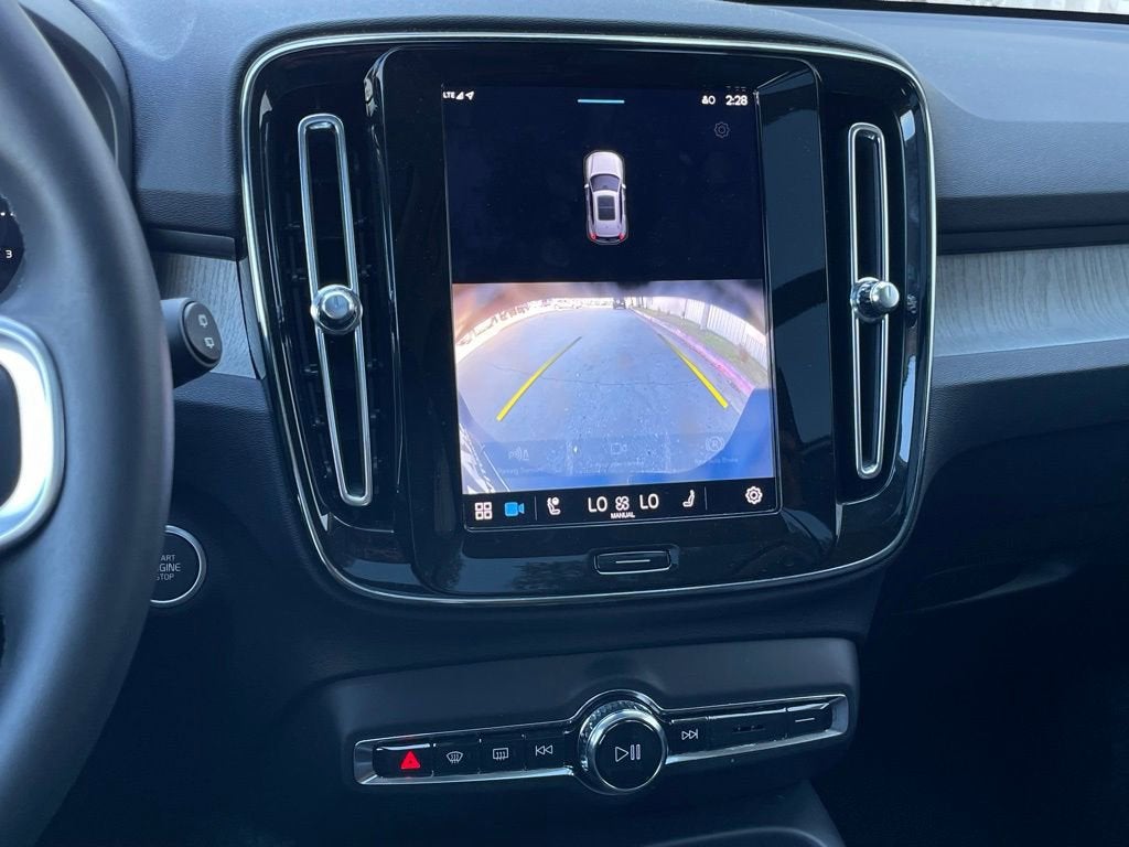 2025 Volvo XC40 Core Bright Theme