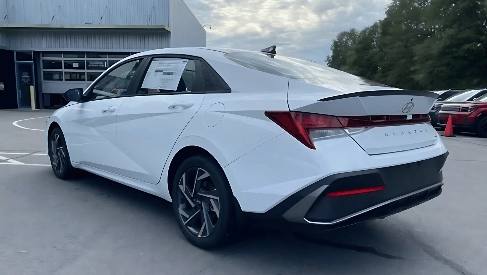 Side View of the 2025 Hyundai Elantra Hybrid